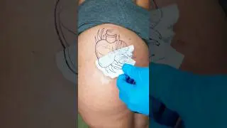 Процесс тату на попе, сердце