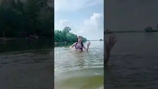 Милана Хаметова купается 