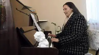 Елена Владимировна играет