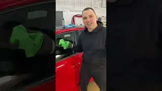 Как правильно натирать стекла на авто?