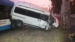 В Мариуполе микроавтобус задом влетел в троллейбус