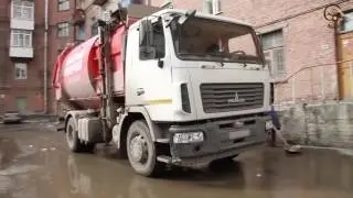 Мусоровоз с боковой загрузкой - процесс уборки мусора