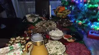 НАШ НЕ ПОЛНЫЙ СТОЛ НОВОГОДНИЙ. МЕСТО НЕ ХВАТАЕТ НАДО РАСШИРЯТЬСЯ 😁