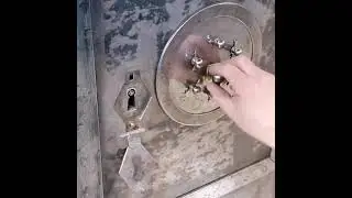 Стальная дверь антикварного сейфа