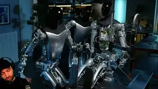 Tesla Roboter hilft Tesla Roboter einen Tesla Roboter zu bauen