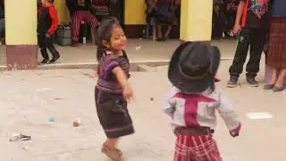 Niños Todosanteros🇬🇹 se vuelven viral al bailar marimba pura😱 VIDEO - escalante vlogs