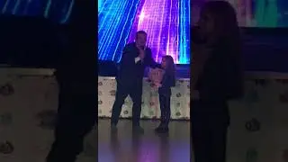 Алана самая красивая девочка в зале. Вечером в ресторане.Букет от ведущего.