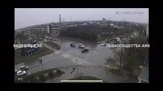 Куда смотреть!!! Зачем?!!! Я еду как мне удобно!!!!
