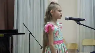 Солистка хора младших классов ДШИ№14 Артемьева Арина 2 класс "Журавушка"
