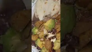 huevo, queso, crema, aguacate, tortilla, frijoles 😋 pobres pero felices 😁 comiendo delicioso