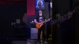 Tocando What's Up (4 Non Blondes) ao vivo