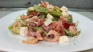 Салат с креветками, греческим сыром и  йогуртовой заправкой.