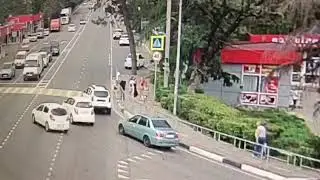 Шокирующее ДТП в Сочи: иномарка протаранила толпу пешеходов