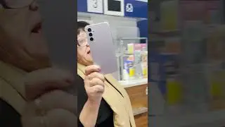 ДИКУЮ СОТРУДНИЦУ КОЛБАСИТ ОТ НАГЛОСТИ БЛОГЕРА