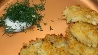 Драники с сыром и сметанным соусом с солёным огурцом