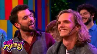 Ruud wordt versierd op de set van Sesamstraat