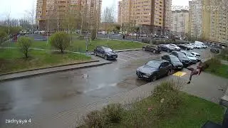 Падение человека с 15 этажа на газон
