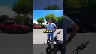 Der Autofahrer griff den Biker aus einem dummen Grund an 😬