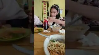 Makan Mie Ayam di Bakso Endro. Pas Banget Setelah Hari Hujan.