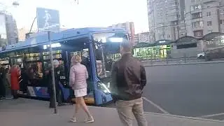 Новый троллейбус стоит на остановке