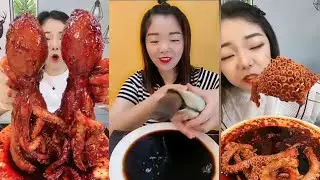 Китайцы едят ЖИВУЮ ЕДУ!!! ПОСМОТРИ ВЕДЬ ОНА И ПРАВДА ЖИВАЯ... 😲😲😲