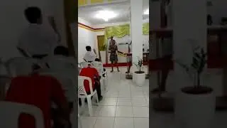 G e Kelly  cantando na igreja