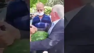 Sokakta karpuz satan adam, 'Beyaz çıkarsa burayı terk ederim' dedi. (ama)