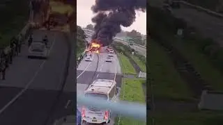 Bus Pahala Kencana terbakar di KM 705 Tol Jombang-Mojokerto, Rabu (17/4/2024)