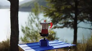 Göl manzarasında Moka Pot ile kahve yapıyorum