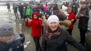 Огромные льдины наезжают! Люди в восторге На Оби лед идёт