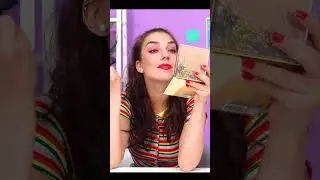 Девушка удерживает свою подругу с помощью своего рюкзака от того, чтобы она красилась.