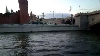 На теплоходе музыка играет