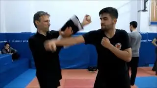 KAPILARDAN EŞZAMANLI YUMRUK GİRİŞİ (JKD-703)