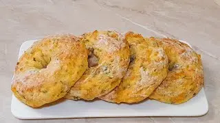 Бублики с  оливками, сыром и зелёным луком. / Прекрасный завтрак./