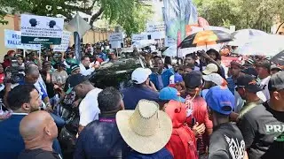 Musicólogos protestan «sin bocinas» frente al Palacio exigiendo los dejen escuchar su música
