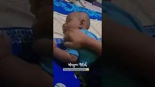 bayi pasrah dipijitin ibunya 😅 capek banget ya dek #shorts