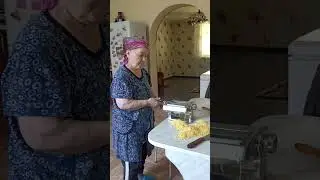 Вот такую красивую домашнюю лапшу готовит моя мамочка ❤️