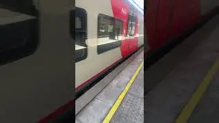 "Сапсан" пролетает ж/д станцию МЦД (D3) «Ховрино», и прибывающие "Ласточки" // 17 августа 2023 года