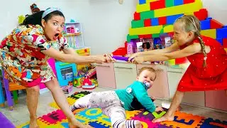 Вова и мама помогают Насте - играют игрушками