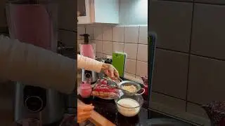 Вкусный и легкий завтрак-смузи из кефира(молочный гриб) и замороженных фруктов.