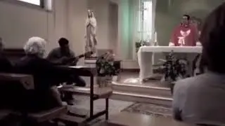 Catechista BESTEMMIA durante la MESSA e spacca la chitarra [EPICO]
