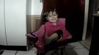 Laura contando história
