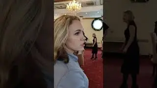 Походка от бедра.