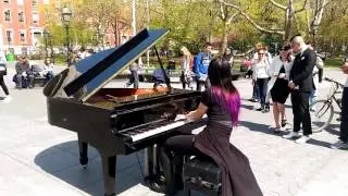 Игра на рояле в парке NY (апрель 2016)