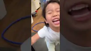 [Baby series]_Pick up Chloe; she is hula-hooping vigorously, then she happily runs towards Daddy.😊