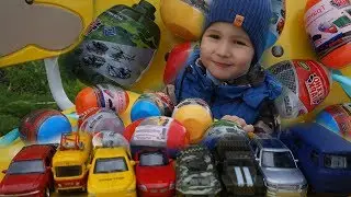 Открывать киндер ЯЙЦА с МАШИНКАМИ Технопарк на детской площадке