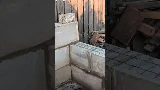 Славян строит гараж из кривого газобетона положил третий ряд.
