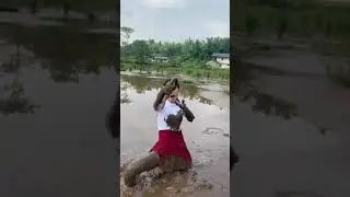 Азиатка в грязи ловит угря