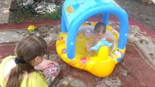 Сынуля в бассейне. Доча следит.