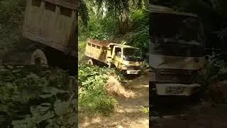 dam truk Mitsubishi raja jalan lumpur